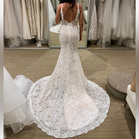 Elegant Lace Wedding Dress - Picture 1 of 7